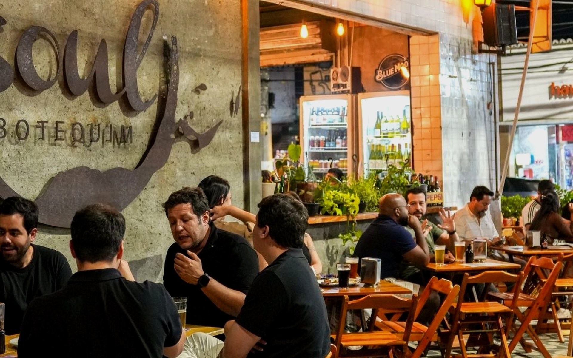 Mesas ocupadas na unidade Brooklin do Soul Botequim