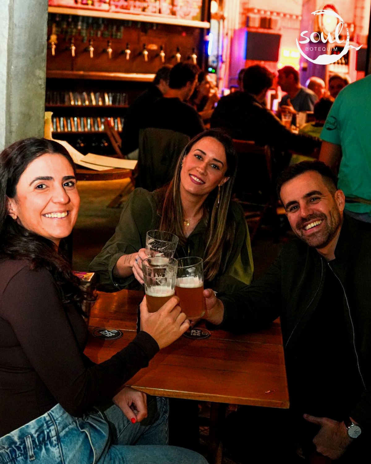 Amigos brindando no Soul Botequim
